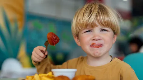 Studiu alarmant despre alimentele pentru copii! Aproape jumătate dintre produse nu respectă standardele nutriționale recomandate