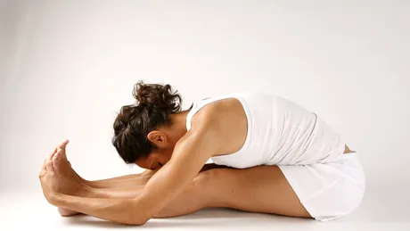 Yoga te poate ajuta să faci faţă alergiilor de vară