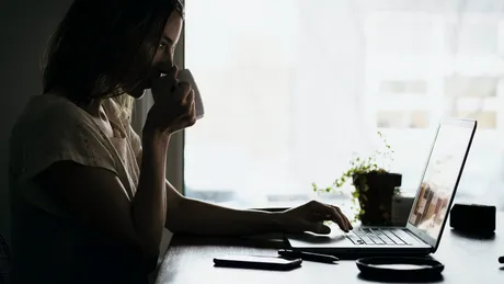 Cafeina nu înlocuiește somnul! Deprivarea de somn afectează performanțele de lucru