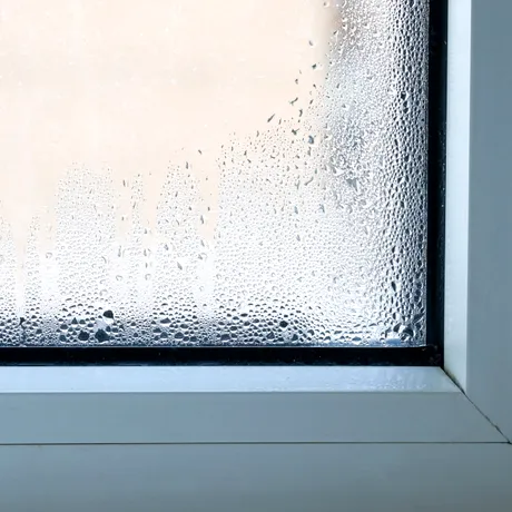 Ai condens pe geamuri iarna? Pulverizează asta seara și dimineața geamul va fi uscat