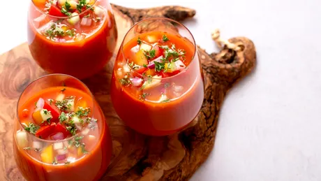 Cum prepari gazpacho? Rețeta simplă, vegană și răcoritoare pe care o faci în doar 10 minute