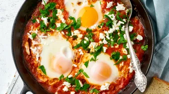 Huevos rotos, rețeta spaniolă care transformă cartofii și ouăle într-un preparat irezistibil