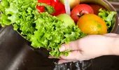 10 fructe şi legume pe care să nu le mănânci niciodată fără să le speli înainte