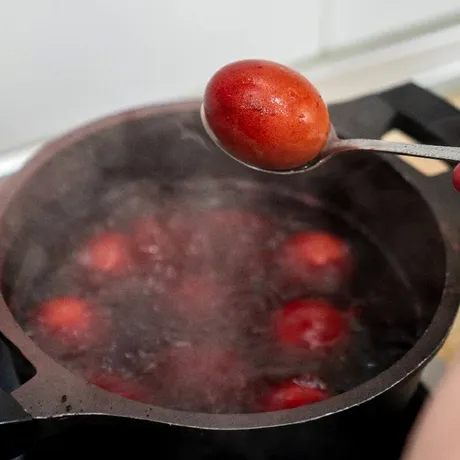Ai vopsit prea multe ouă de Paște? Iată ce poți face cu ele ca să nu se strice