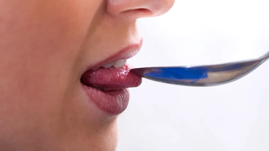 Gust metalic în gură (disgeuzia). Ce înseamnă dacă simți gust de sânge în gură