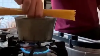 Ce faci dacă nu încap spaghetele în oală. Micul truc pe care orice italian îl știe
