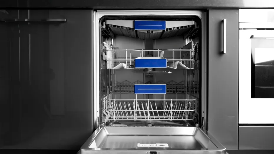 Greșeala pe care o fac milioane de oameni. De ce nu ar trebui să clătești vasele înainte de a le pune în mașina de spălat