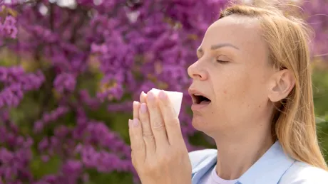 Remedii naturale pentru alergiile de primăvară. Cum calmezi strănutul și ochii iritați