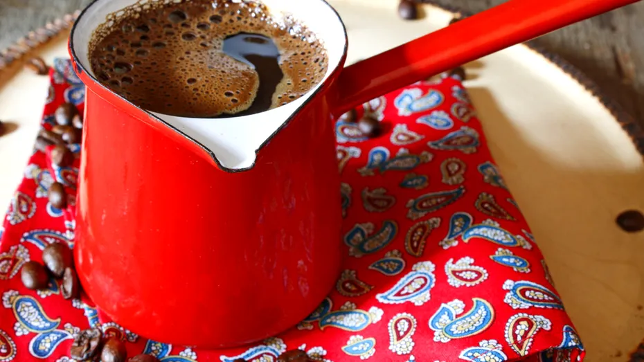 Cafeaua la ibric, un pericol pentru inimă? Substanța din cafea care favorizează „lipirea” grăsimilor pe vasele de sânge