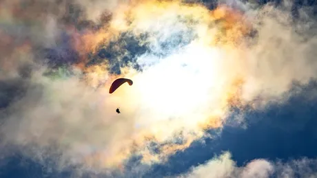 Tragedie în lumea parașutismului! O tânără și-a pus capăt zilelor după o despărțire de iubit. S-a aruncat în gol de la 5.000 m