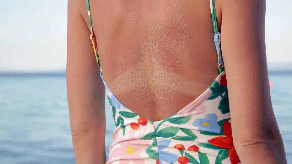 Ce se întâmplă în piele când alternezi bronzul natural cu solarul
