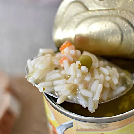 Semne că trebuie să arunci conservele, chiar dacă nu au expirat. La ce să fii atent să vezi dacă s-a stricat sau nu mâncarea din conservă