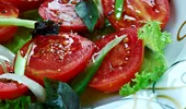 Pui oțet în salata de roșii? Specialiștii spun că acest obicei poate provoca probleme digestive