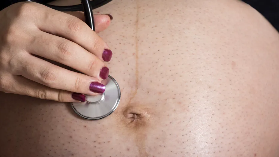 O femeie a fost trimisă acasă de medici după ce i s-a rupt apa. I-au spus că suferă de incontinență urinară