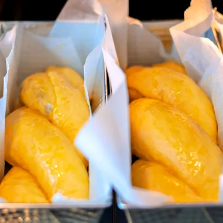 Cum să faci cozonac pufos cu 10 gălbenușuri după rețeta Ginei Bradea. Trucul pentru un aluat care rămâne fraged zile întregi