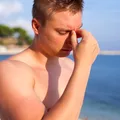 De ce te doare capul după o zi la plajă, chiar dacă ai băut apă. Cauzele pe care poate nu le iei în calcul