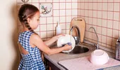 Cum îți înveți copiii să te ajute la treburile casnice?