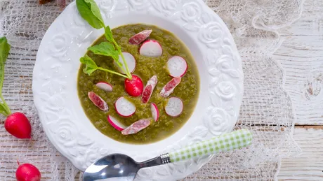 Nu mai arunca frunzele de ridichi! Sunt comestibile și poți face o supă delicioasă din ele