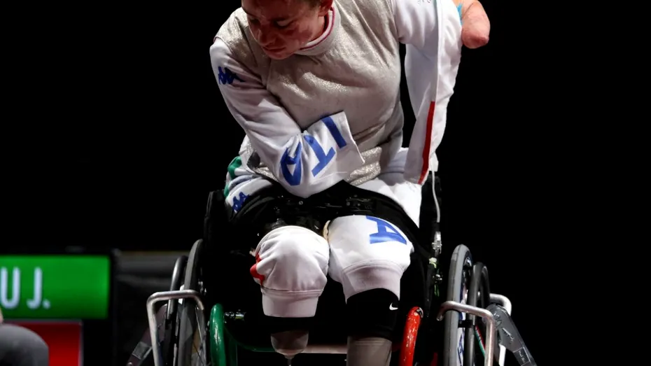 Beatrice Vio, câștigătoarea medaliei de aur la scrimă la Jocurile Paralimpice de la Tokyo. A rămas fără mâini și fără picioare la 11 ani, din cauza meningitei