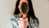 Căderea părului la femei – care sunt cauzele, ce soluții ne ajută?