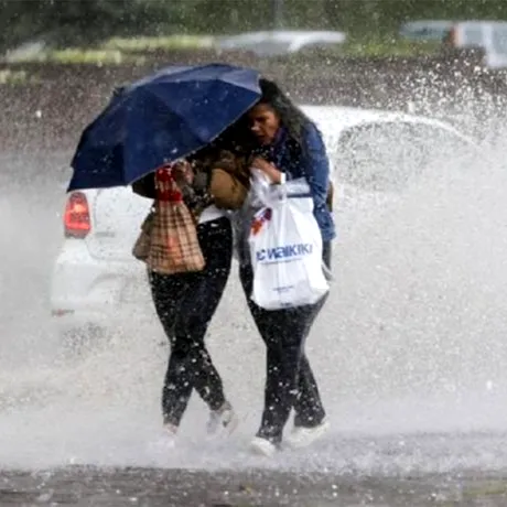 Meteorologii AccuWeather anunță ploi, frig și temperaturi de doar 7 grade Celsius în luna iulie, în România. Care sunt orașele în care vara e ca iarna
