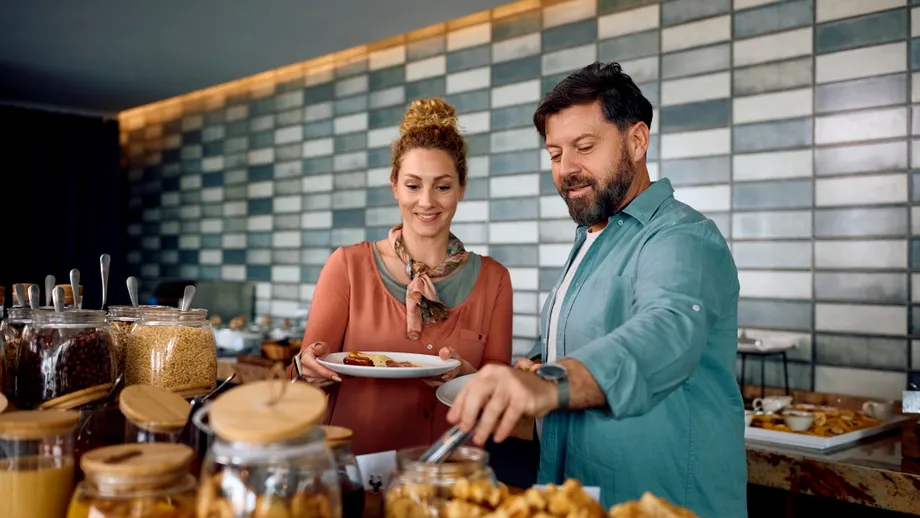 Ce să nu mănânci niciodată la all inclusive! Riscurile la care te expui, conform nutriționiștilor