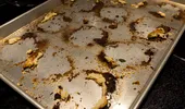 Cum cureți natural o tavă de copt plină de depuneri. Scapi de textura lipicioasă și aspectul îngălbenit fără produse agresive