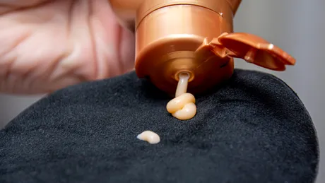 Cu ce se curăță petele de autobronzant de pe piele și de pe haine