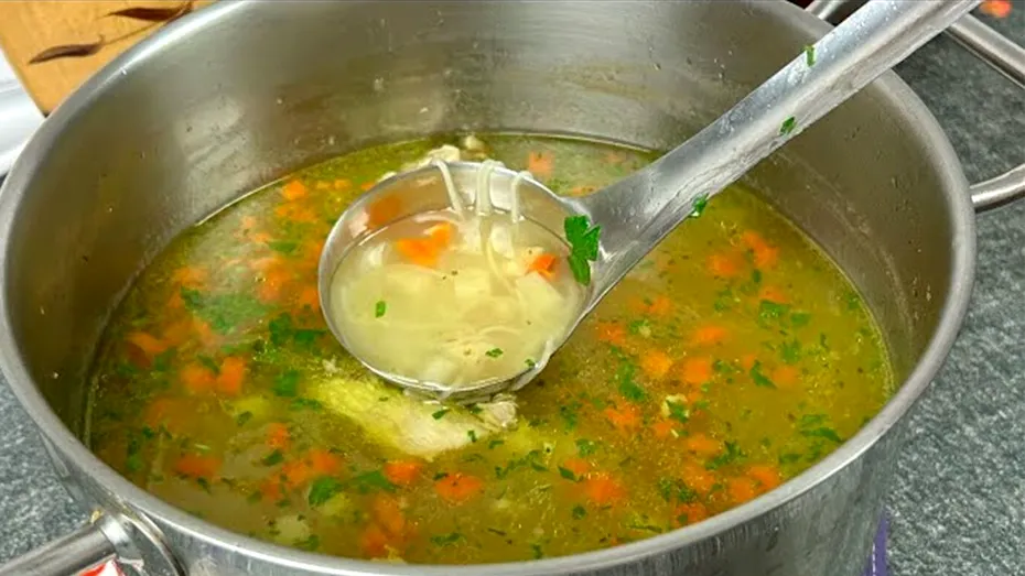 Condimentul pe care să nu-l pui niciodată când gătești supă de pui. Greșeala care distruge gustul copilăriei