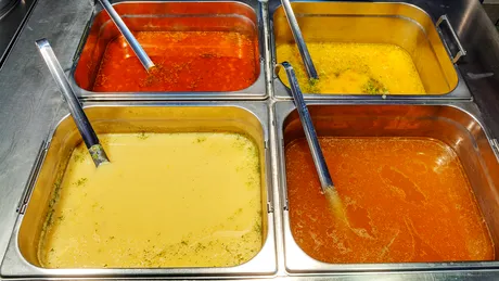 Prețuri scandaloase la autoserviri pe litoralul românesc. Cât a ajuns să coste o simplă ciorbă