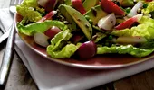 Salată de avocado, seminţe de dovleac şi ridichi
