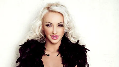 Alexandra, fiica prezicătoarei Carmen Harra, pe coperta Playboy din octombrie