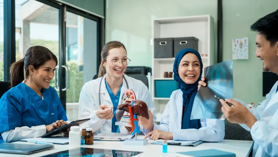 Medicii care răspândesc informații false riscă pierderea dreptului de practică, conform unui proiect de lege și noului Cod de Deontologie / VIDEO