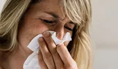 De ce te trezești cu nasul înfundat dimineața? 6 cauze și soluții