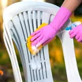 Cum să cureți scaunele albe din plastic. Le poți ține toată vara în curte, fără grija petelor
