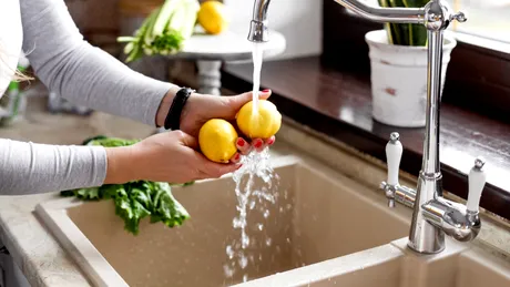 Cum cureți chiuveta din granit ca să arate ca nouă. Fără chimicale și fără costuri mari