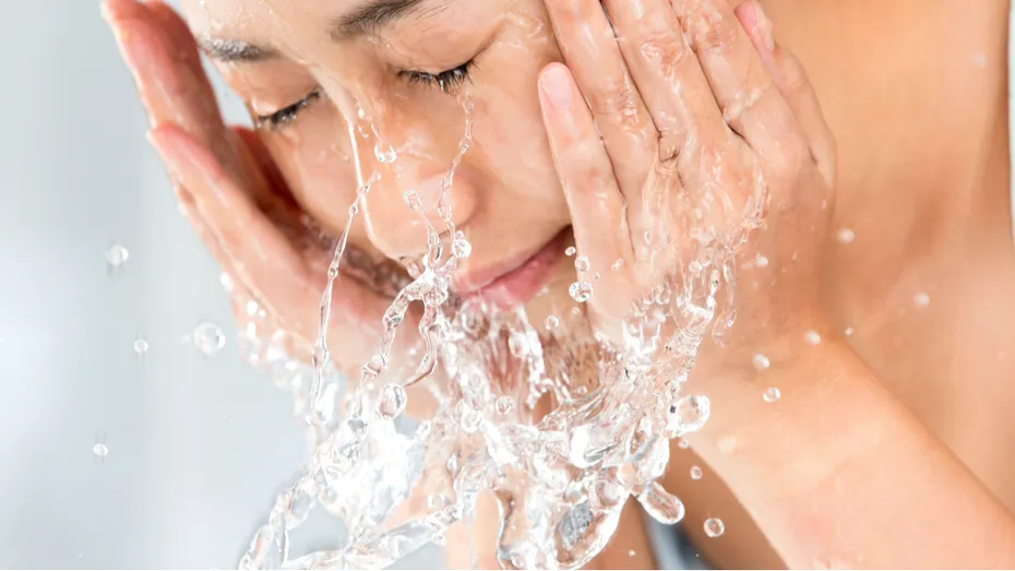 Este apa rece recomandată pentru spălarea feței? Iată ce zic dermatologii!