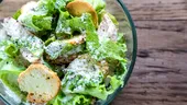 Cum să faci salată Caesar dacă nu ai carne de pui? Secretele pentru gustul perfect obținut acasă