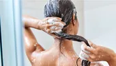 Pasul important pe care să NU îl ocolești când îți speli părul