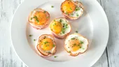 Ouă la cuptor în tavă de brioșe: rețetă pentru micul dejun pe placul tuturor