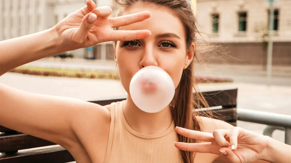 Cât de periculoasă e guma de mestecat! E o amenințare ascunsă pentru sănătate