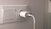 Lași încărcătorul telefonului în priză după ce îl scoți? Cât consumă și când poate deveni un risc