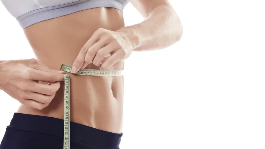 Cum să îți înveți corpul să ardă grăsimi NON-STOP – fără diete drastice sau ore în sală