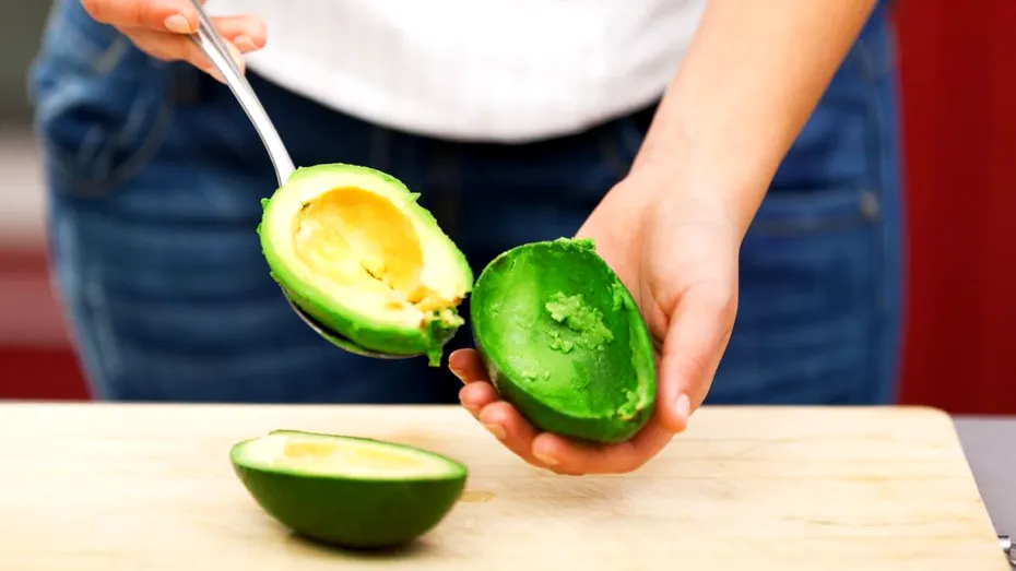 Cum să păstrezi un avocado proaspăt până la o săptămână, chiar dacă l-ai tăiat. Trucul care îl face să nu mai oxideze