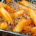Așa faci cei mai buni cartofi prăjiți acasă. Secretul texturii ca la fast-food!