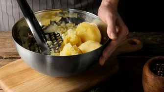 Ingredientul la care nu se gândește nicio gospodină să-l pună în piureul de cartofi, pentru cea mai cremoasă textură