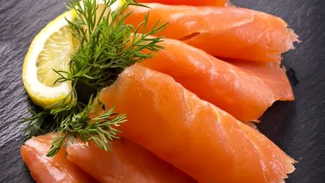 Somonul afumat, un risc de botulism