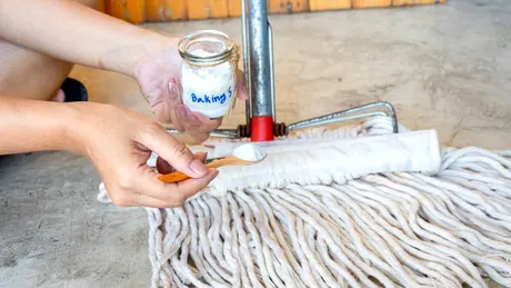 Cum să cureți corect gresia să pară lucioasă tot timpul. Soluția naturală cu care să speli pe jos. Faci curățenie doar o dată pe săptămână!