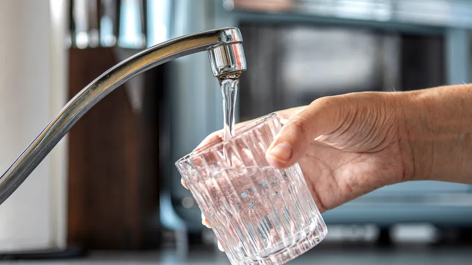 Apă contaminată cu clostridium în orașul Breaza. Oamenii au ajuns la spital cu simptome digestive și erupții pe piele