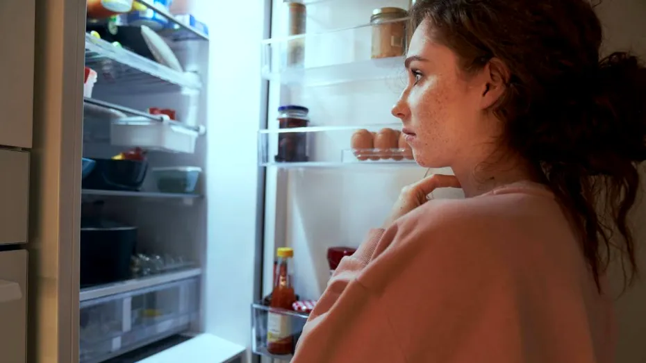 De ce ți se face mai foame înainte de menstruație: explicația hormonală din spatele poftelor de dulce